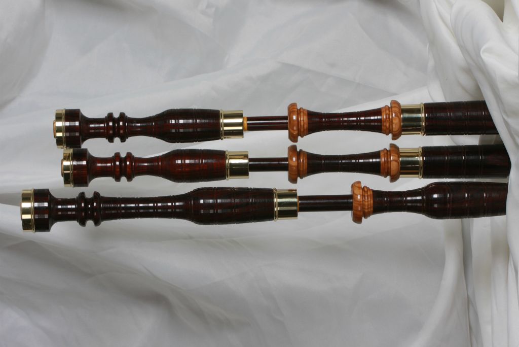 Original profile in cocobolo with Olive wood projecting mounts, and bronze beaded ferrules.